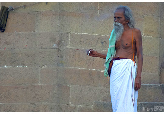 Fumeur à Varanasi
