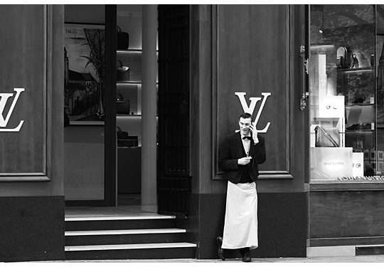 Pause clope devant un Vuitton de Paris